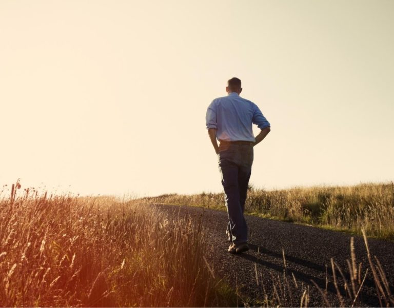 man with anxiety running in los angeles, clear sky, wearing gray clothes