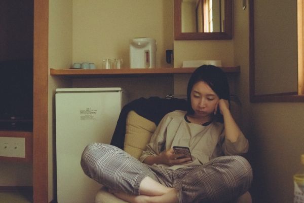 Woman on couch in Los Angeles receiving somatic therapy.