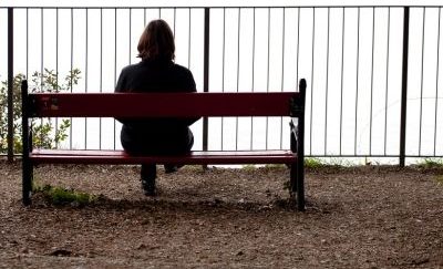 Woman sitting on a park bench in Los Angeles, reflecting on personal healing through trauma therapy.