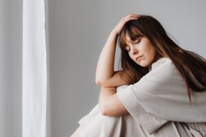 Woman appearing distressed, representing the need for trauma therapy in Los Angeles, including somatic therapy approaches for anxiety relief