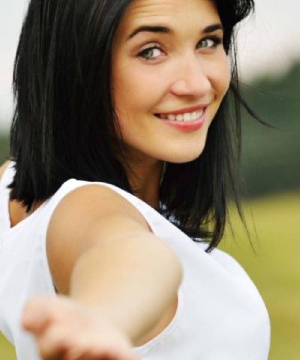 woman in los angeles walking to see her trauma therapist in los angeles. dark hair, white shirt, smile.